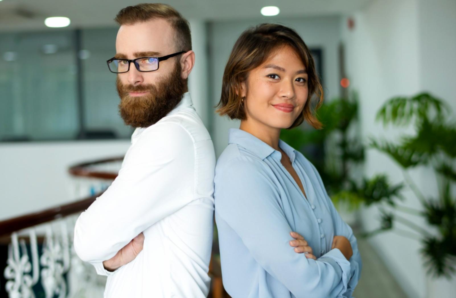 Equipo de brelonquastify trabajando en análisis financiero colaborativo